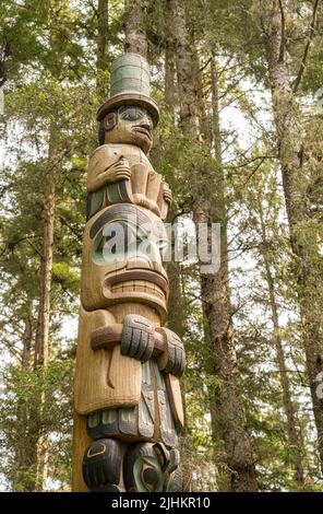 Sitka, AK - 8 Giugno 2022: Totem pali visualizzati nel parco storico nazionale di Sitka in Alaska Foto Stock