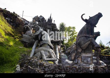 MANIZALES, COLOMBIA - MAGGIO, 2022: Dettaglio del Monumento ai colonizzatori creato dall'artista Luis Guillermo Vallejo con la sabbia bronzo casting te Foto Stock