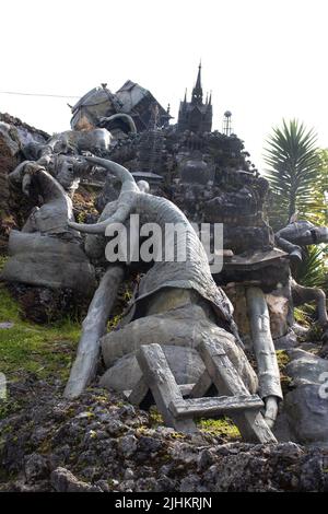 MANIZALES, COLOMBIA - MAGGIO, 2022: Dettaglio del Monumento ai colonizzatori creato dall'artista Luis Guillermo Vallejo con la sabbia bronzo casting te Foto Stock