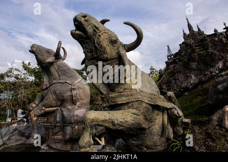 MANIZALES, COLOMBIA - MAGGIO, 2022: Dettaglio del Monumento ai colonizzatori creato dall'artista Luis Guillermo Vallejo con la sabbia bronzo casting te Foto Stock