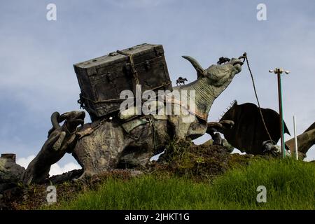 MANIZALES, COLOMBIA - MAGGIO, 2022: Dettaglio del Monumento ai colonizzatori creato dall'artista Luis Guillermo Vallejo con la sabbia bronzo casting te Foto Stock