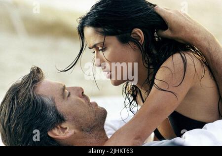 PIERCE BROSNAN, Salma Hayek, dopo il tramonto, 2004 Foto Stock