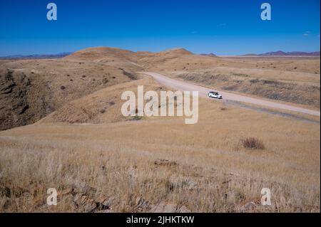 Un 4x4 su una strada di ghiaia sul Passo Kuiseb in Namibia Africa Foto Stock