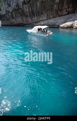 Vista su Calanque d'en-vau con spiaggia di sabbia bianca vicino Cassis, escursione in barca al parco nazionale di Calanques in Provenza, Francia Foto Stock