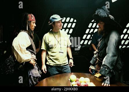 JOHNNY DEPP, Gore Verbinski, GEOFFREY RUSH, pirati dei Caraibi: La maledizione della perla nera, 2003 Foto Stock