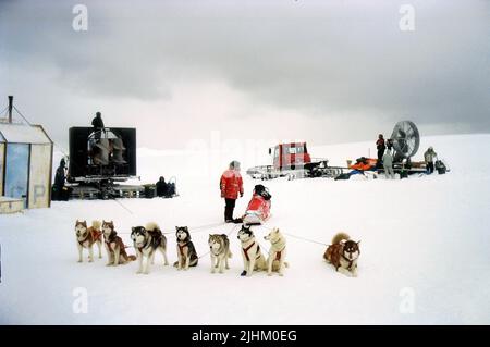 HUSKIE cani, troupe sul set, otto al di sotto di, 2006 Foto Stock