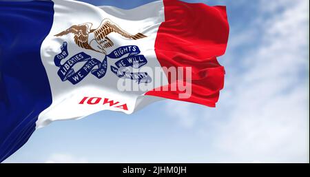 La bandiera dell'Iowa che sventola nel vento in una giornata limpida. Iowa è uno stato situato nella regione del Midwest degli Stati Uniti. Democrazia e indipendenza. Foto Stock