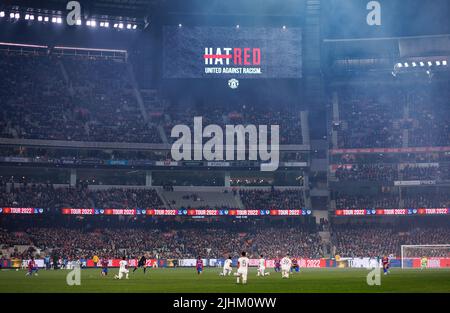 Melbourne, Australia, 19 luglio 2022. Manchester United vs Crystal Palace a Melbourne Cricket Ground (MCG) il 19 luglio 2022. I giocatori sul campo prendono un ginocchio prima dell'inizio della partita. Credit: Corleve/Alamy Stock Photo Foto Stock