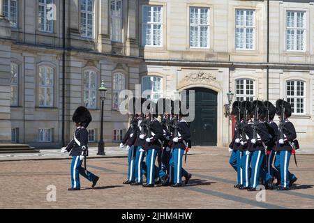 Copenhagen, Danimarca - 30 Aprile 2017: Guardia Reale durante la cerimonia di cambiare le protezioni sul quadrato al Castello di Amalienborg Foto Stock