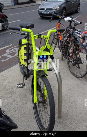 Moby noleggio biciclette elettriche in strada a Dublino, Irlanda, luglio 2022 Foto Stock