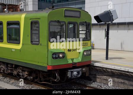 A DART - Dublin Area Rapid Transit - treno di classe 8300 alla stazione Pearse di Dublino, Dublino, Irlanda, luglio 2022 Foto Stock