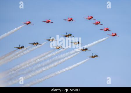 La squadra di aerobica Black Eagles ha eseguito un flypassato speciale con le frecce rosse al Royal International Air Tattoo il 17th luglio 2022 Foto Stock