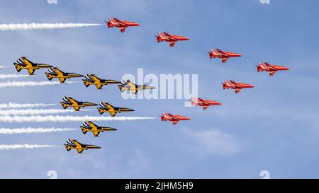 La squadra di aerobica Black Eagles ha eseguito un flypassato speciale con le frecce rosse al Royal International Air Tattoo il 17th luglio 2022 Foto Stock