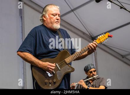 NEW ORLEANS, LA, USA - 3 MAGGIO 2019: David Hidalgo suona la chitarra principale su Silvertone Electric con Steve Berlin sullo sfondo del flauto per Los Lobos Foto Stock