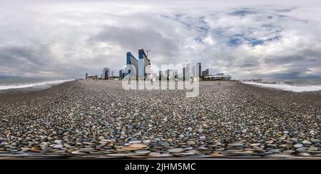 Visualizzazione panoramica a 360 gradi di 360 senza cuciture hdri vista panoramica su pietre e ciottoli mare o oceano con grattacieli con cielo sovrastato in proiezione sferica equirettangolare, re