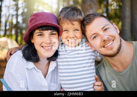 Solo un mazzo di campeggiatori felici. Ritratto di una famiglia felice che si unisce all'aperto. Foto Stock