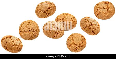 Caduta di amaretti italiani, biscotti di mandorle isolato Foto Stock