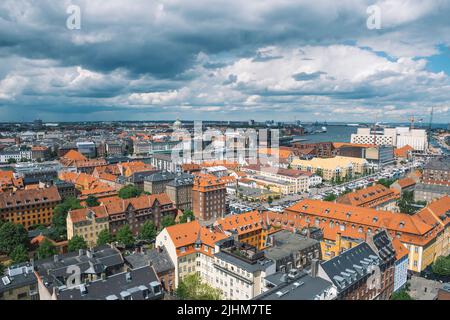 Vista panoramica o aerea di Copenhagen, Danimarca con edifici e porto Foto Stock