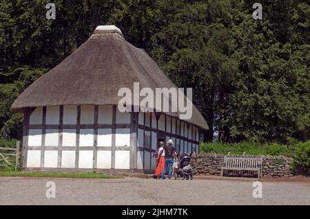 Abernodwydd Farmhouse, 1678, St Fagans National Museum of History, Cardiff. Estate 2022. Luglio Foto Stock