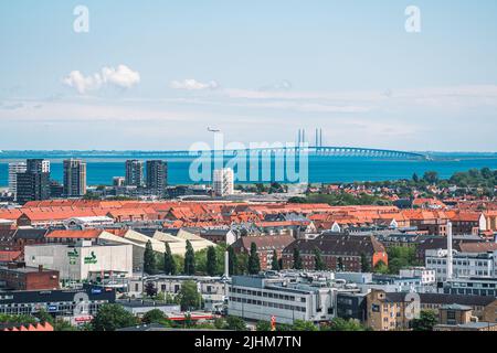 Veduta aerea del ponte Öresund o Øresund con aereo e vista della città, ponte ferroviario e autostradale combinato attraverso lo stretto di Øresund Foto Stock