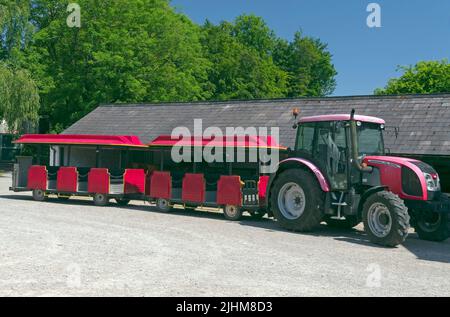 Treno terrestre per i tour dei visitatori, parcheggiato a Llwyn-yr-eos Farm, edificio classificato Grade 2. St Fagans Museum, Cardiff. Estate 2022. Luglio Foto Stock