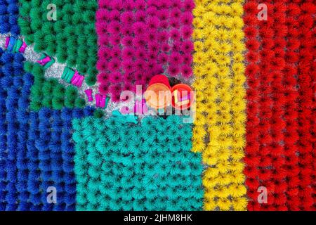 Lavoratori che realizzano cannucce colorate in plastica da tubi: Modello, struttura, colori brillanti, manodopera, industria, riutilizzo, produzione di paglia, processo di plastica Foto Stock