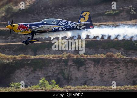 Porto, Portogallo - 1 settembre 2017: Oporto Red Bull Air Race. Giornata di formazione. Aereo in stretta manovra sopra la vecchia Vila Nova de Gaia. Foto Stock