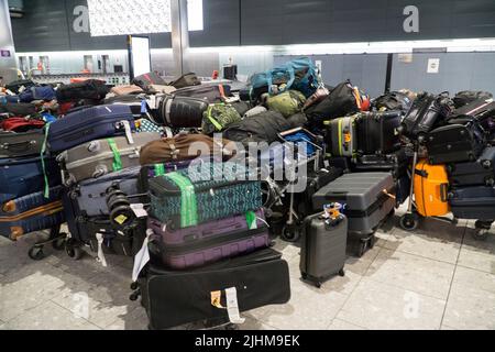 Heathrow (Regno Unito), 17 luglio 2022: Un gran numero di valigie controllate separate dai proprietari presso il terminal 5 dell'aeroporto di Heathrow. Anna Watson/Alamy Live News Foto Stock