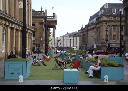 Quayside, Newcastle upon Tyne, Regno Unito, 19th luglio 2022, Il giorno più caldo della Gran Bretagna, 96,4 Fahrenheit a Newcastle upon Tyne come la gente gode il sole nel centro di Newcastle e Quayside, Rainbow il Parrot è stato taked fuori per passeggiare sul Quayside di Newcastle, Newcastle upon Tyne, Regno Unito, 19th luglio, 2022, Credit: RUGIADA/Alamy Live News Foto Stock