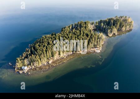 Isola con piccolo cottage per le vacanze, lago Hafslovatnet est della città Sogndal, riflessi nel lago, Norvegia Foto Stock