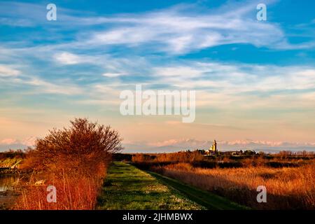 L'antico Santuario di Barbana con montagne innevate sullo sfondo Foto Stock