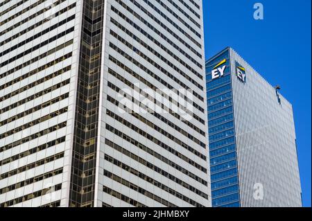 Primo piano di vista della Bank of Montreal (BMO) edificio che torreggia accanto a Ernst & Young (EY) edificio degli uffici, centro di Toronto, Ontario, Canada. Foto Stock