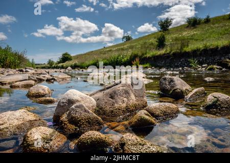 Yorkshire, 13th 2022 luglio: Il fiume Aire ad Airton, vicino Skipton Foto Stock