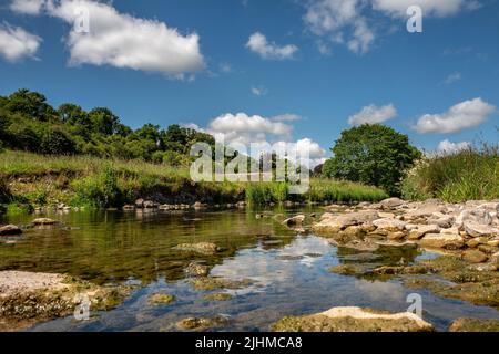 Yorkshire, 13th 2022 luglio: Il fiume Aire ad Airton, vicino Skipton Foto Stock