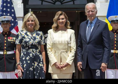 Washington, Stati Uniti. 19th luglio 2022. First Lady Jill Biden e il presidente Joe Biden danno il benvenuto alla First Lady of Ukraine Olena Zelenska sul prato meridionale della Casa Bianca a Washington, DC martedì 19 luglio 2022. Foto di Bonnie Cash/UPI. Credit: UPI/Alamy Live News Foto Stock