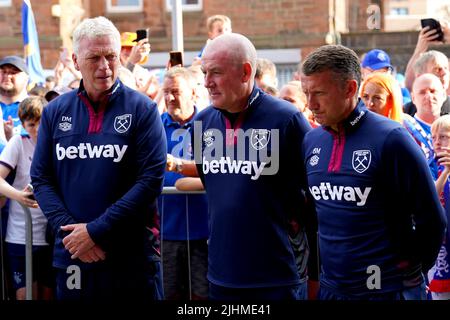 Il manager del West Ham United David Moyes e il personale di coaching Mark Warburton e Billy McKinlay durante una cerimonia di posa della corona in memoria dell'ex giocatore di Rangers Andy Goram, davanti alla partita prematura dell'Ibrox Stadium di Glasgow. Data foto: Martedì 19 luglio 2022. Foto Stock