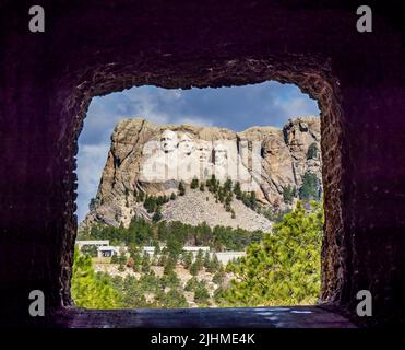 Mount Rushmore National Memorial attraverso il Doane Robinson Tunnel sulla Iron Mountain Road parte della Peter Norbeck Scenic National Byway nella Black H Foto Stock