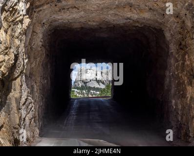 Mount Rushmore National Memorial attraverso il Doane Robinson Tunnel sulla Iron Mountain Road parte della Peter Norbeck Scenic National Byway nella Black H Foto Stock