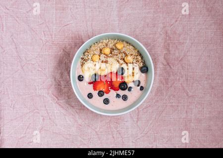 Farina d'avena sana con yogurt, mirtilli, fragole, banana e semi. Pasto sano fitness, superfood. Foto Stock