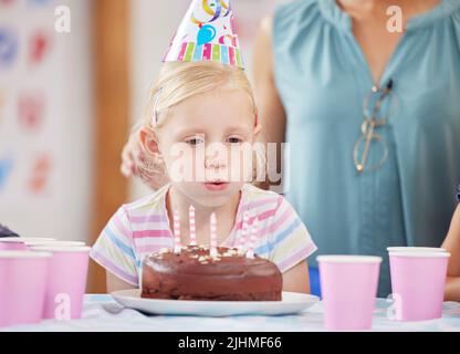 Vorrei che ogni giorno fosse una bambina che festeggiava il suo compleanno in classe. Foto Stock