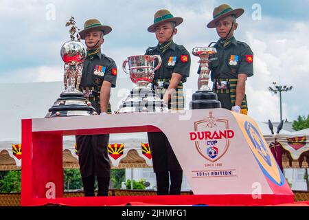 Kolkata, Bengala Occidentale, India. 19th luglio 2022. Oggi la cerimonia della bandiera fuori della edizione 131st della Durand Cup 2022 'Trophy Tour' si è tenuta presso il terreno della sfilata di Fort William. All'evento hanno partecipato Shri Aroop Biswas, Ministro per lo Sport e la Gioventù, Power, Govt del Bengala Occidentale, Lt. Gen. R. P. Kalita, UYSM, AVSM, SM, VSM, Direttore generale, comando orientale, Gen. K. K. K. K. Repswal, SM, VSM, Capo dello staff, comando orientale e Presidente del Comitato Organizzatore Durand. Dopo aver viaggiato in tutta l'India, la Durand Cup tornerà a Kolkata il 30th agosto. Quest'anno D Foto Stock