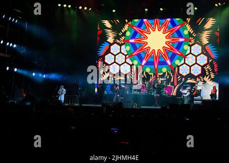 16 luglio 2022, Città del Messico, Città del Messico, Messico: Il gruppo rock messicano la Maldita Vecindad y los Hijos del Quinto patio, con oltre 30 anni di esperienza, ha tenuto un concerto di massa nella piazza principale della capitale messicana convocato dal Ministero della Cultura della città, che ha riportato la partecipazione di oltre 110 mila persone. L'esibizione è stata inaugurata da Betsabe Torres, Roberto Molina 'Toro Canelo', Brianda Dannitza Romero e Lisandro Romero, e Janeydi Molina con DJ Lalo Rapa e hamac Caziim, artisti della nazione Comca'ac. (Credit Image: © Cristian Leyva/Pacific Press Foto Stock