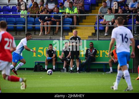 Peter Wild, direttore del Barrow, si occupa della gara di pre-stagione tra Barrow e Fleetwood Town a Holker Street, Barrow-in-Furness, martedì 19th luglio 2022. (Credit: Ian Allington | MI News) Credit: MI News & Sport /Alamy Live News Foto Stock