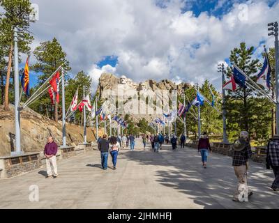 L'Avenue of Flags al Mount Rushmore National Memorial nelle Black Hills del South Dakota USA Foto Stock