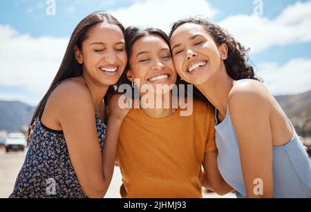 Una dolce amicizia rinfresca l'anima. Ritratto di un gruppo di giovani donne che si aggrappano all'aperto. Foto Stock