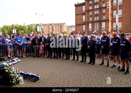 La famiglia di Andy Goram, l'ex giocatore e manager dei Rangers John Greig, il manager del West Ham United David Moyes e il personale di coaching Mark Warburton e Billy McKinlay durante una cerimonia di posa in memoria della corona davanti alla partita prematura dell'Ibrox Stadium di Glasgow. Data foto: Martedì 19 luglio 2022. Foto Stock