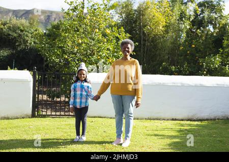 Immagine di felice nonna e nipote afroamericana in giardino Foto Stock