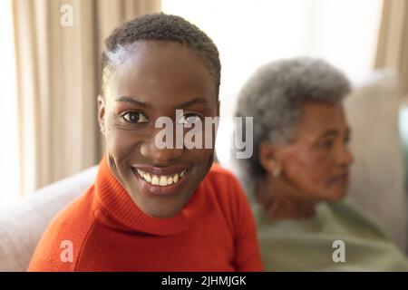 Immagine di una felice donna afroamericana che sorride alla macchina fotografica Foto Stock
