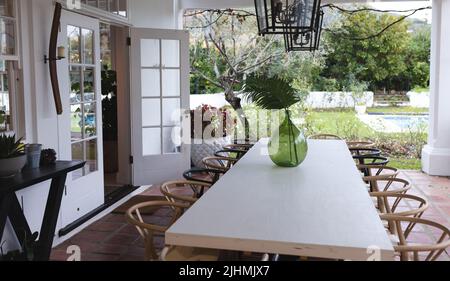 Immagine di patio con tavolo da pranzo vuoto e sedie Foto Stock
