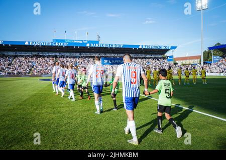 Odense, Danimarca. 18th luglio 2022. I giocatori di OB entrano in campo per la partita Superliga del 3F tra Odense Boldklub e FC Nordsjaelland presso il Nature Energy Park di Odense. (Photo Credit: Gonzales Photo/Alamy Live News Foto Stock